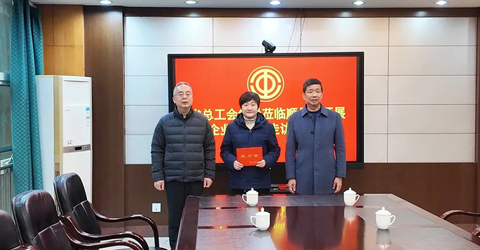 兩名女工患病，省上縣里都來(lái)慰問(wèn)一一虹潤(rùn)三重保障體系筑就員工幸福家